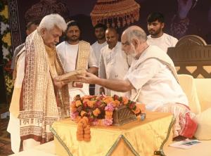 Lt Governor attends Shrimad Bhagavat Katha by Puj...