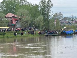 Boat capsizes in Jhelum river in Srinagar, some p...