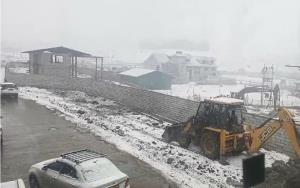 Fresh snowfall in higher reaches of Kashmir, nigh...